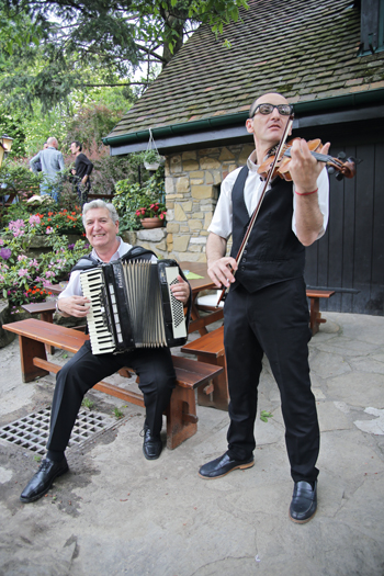 Schrammelmusik im Gastgarten im Heuriger Fuhrgassl-Huber