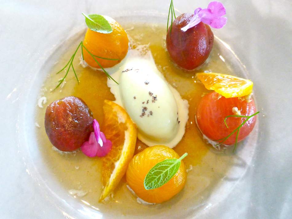 Ausgewählte Tomatensorten, Murcott-Mandarinen, Chiloè-Beeren, Salbei-Consommé und Eis von überreifen Oliven