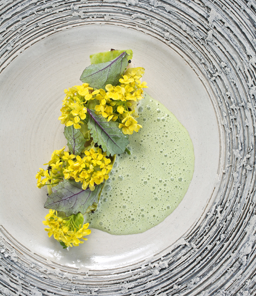 Huhn aus Hovelsrud, gegart mit geräucherter Butter, Kohl und Nesseln mit Waldameisen