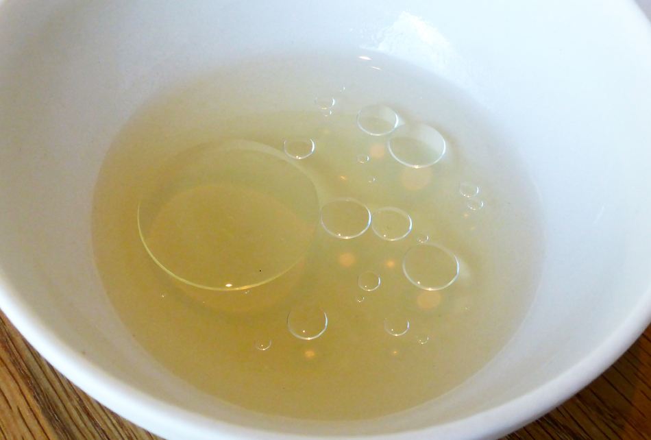 Tomatenwasser, Schinkenfett und aromatische Kräuter