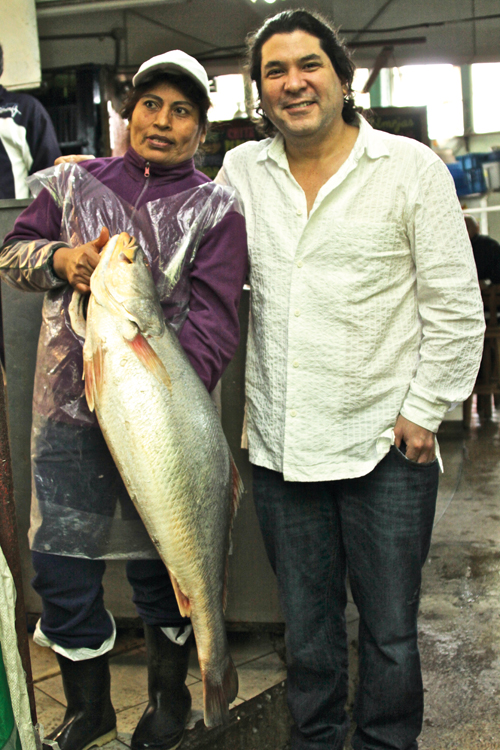Gastón Acurio mit einer Fischhändlerin